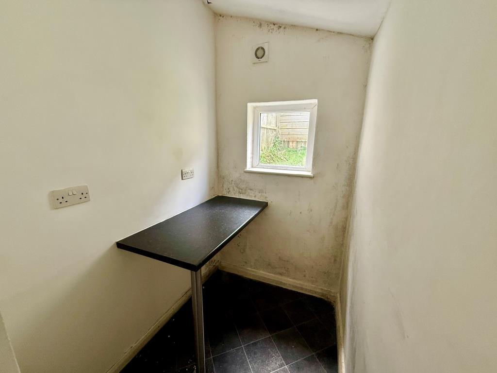 Lot: 79 - TERRACE HOUSE FOR IMPROVEMENT - Utility space